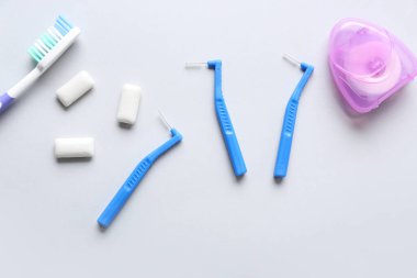 Diş telleri için diş fırçası ve beyaz arka planda diş ipi