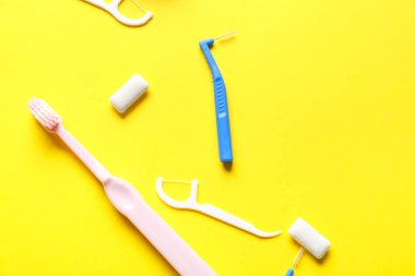 Diş telleri için diş fırçası ve renk arkaplanı için diş ipi