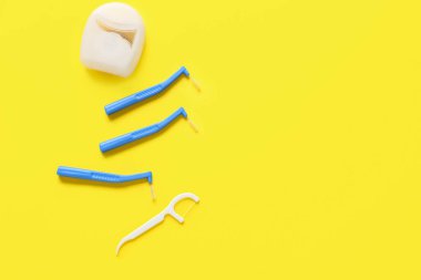 Diş telleri için diş fırçası ve renk arkaplanı için diş ipi