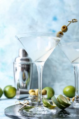 Renkli bir bardak taze martini.