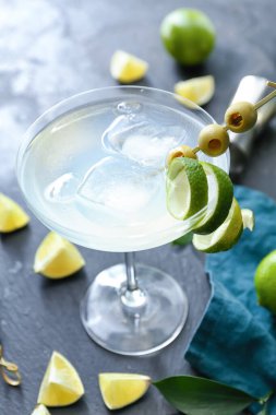 Renkli bir bardak taze martini.