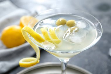 Masada bir bardak taze martini.