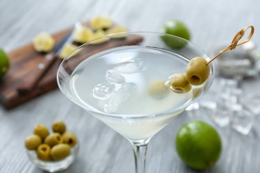 Masada bir bardak taze martini.