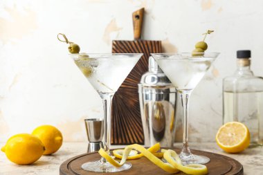 Masada bir bardak taze martini.