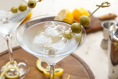 Masada bir bardak taze martini.