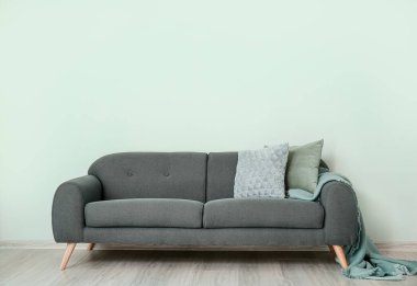 Modern konforlu oturma odasının içi