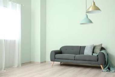 Modern konforlu oturma odasının içi