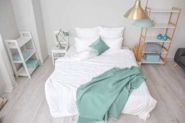 Modern yatak odasının iç dekorasyonu.