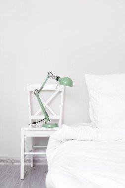 Rahat odanın içinde lambalı sandalye