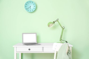 Rahat işyeri olan bir oda.