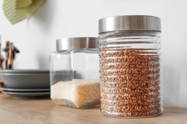 Mutfak tezgahında cam kavanozlar.