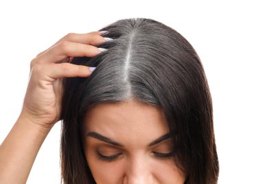 Beyaz arka planda gri saçlı stresli bir kadın.