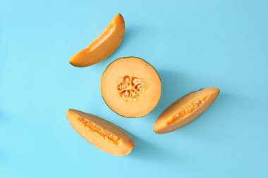 Renkli arkaplanda tatlı kesilmiş kavun