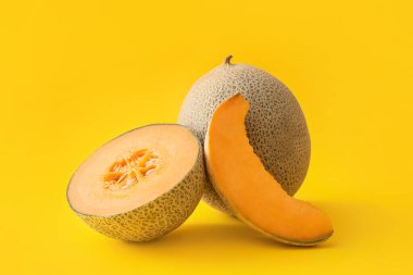 Renkli arka planda olgun kavunlar