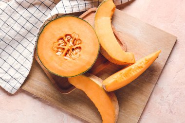 Masanın üzerinde olgun karpuzlar olan kompozisyon