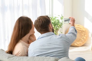 Genç çift evde selfie çekiyor.