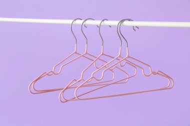 Renk arkaplanında elbise askısı olan dizin