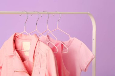 Renkli arka planda kıyafetlerle dizin