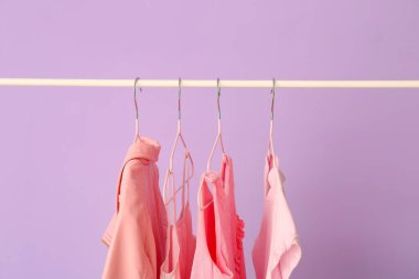 Renkli arka planda kıyafetlerle dizin