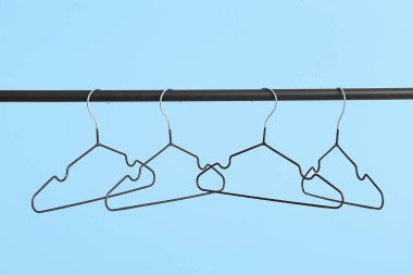 Renk arkaplanında elbise askısı olan dizin