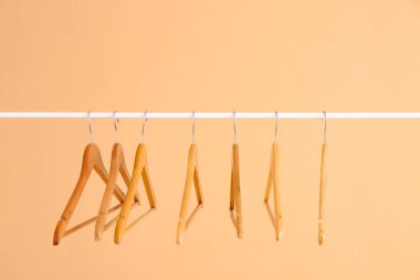 Renk arkaplanında elbise askısı olan dizin