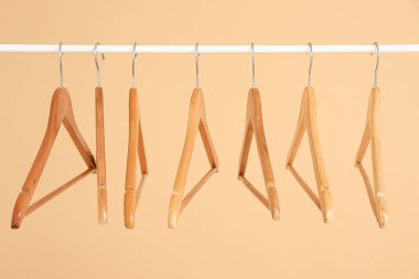 Renk arkaplanında elbise askısı olan dizin