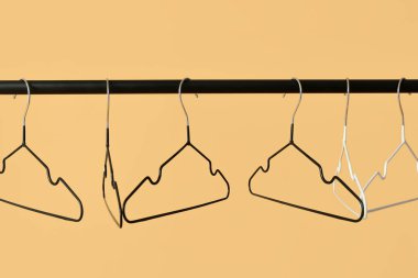 Renk arkaplanında elbise askısı olan dizin