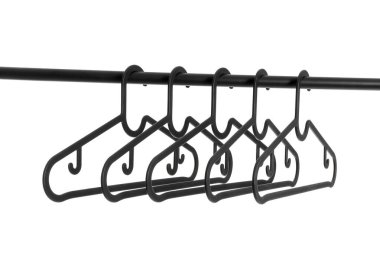 Beyaz arkaplanda elbise askıları ile dizin