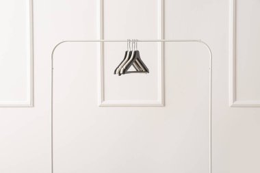 Beyaz arkaplanda elbise askıları ile dizin