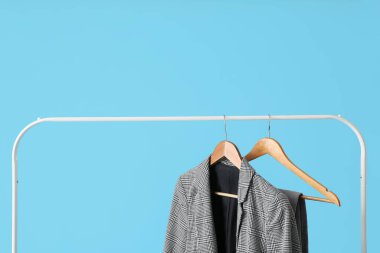 Renkli arka planda kıyafetlerle dizin