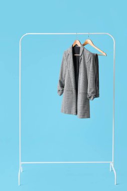 Renkli arka planda kıyafetlerle dizin