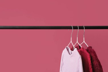 Renkli arka planda kıyafetlerle dizin