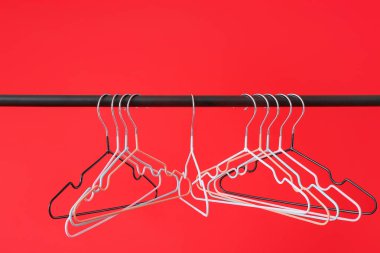 Renk arkaplanında elbise askısı olan dizin