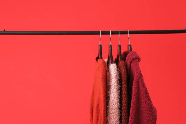 Renkli arka planda kıyafetlerle dizin