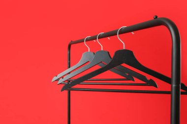 Renk arkaplanında elbise askısı olan dizin