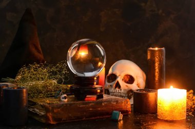 Falcıların aksesuarları masada.