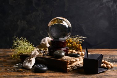 Falcıların aksesuarları masada.