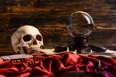 Falcıların aksesuarları masada.