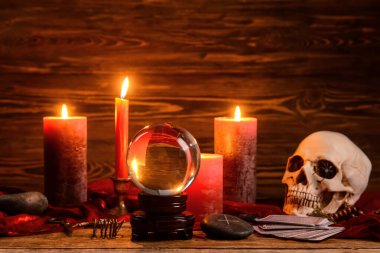 Falcıların aksesuarları masada.