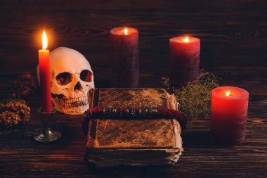 Falcıların aksesuarları masada.