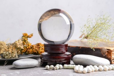 Falcıların aksesuarları masada.