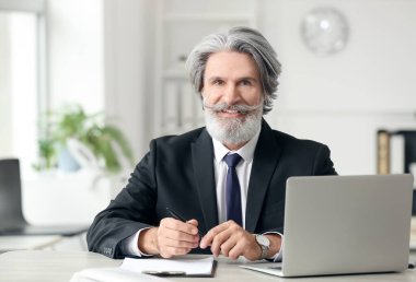 Ofiste çalışan kıdemli işadamı.