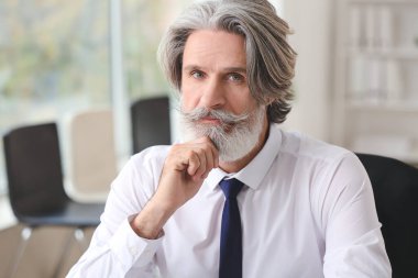 Ofiste çalışan kıdemli işadamı.