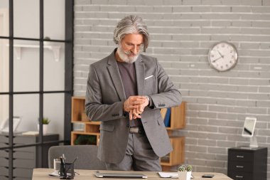 Ofiste çalışan kıdemli işadamı.