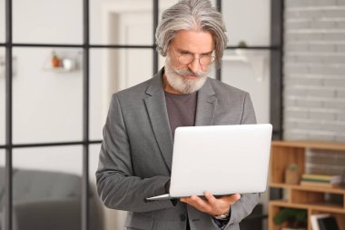 Ofiste çalışan kıdemli işadamı.