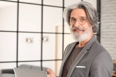 Ofiste çalışan kıdemli işadamı.