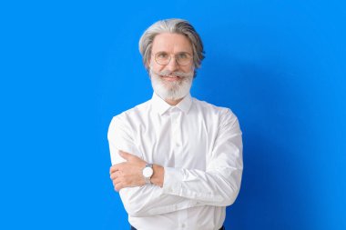 Renkli arka planda kıdemli iş adamının portresi