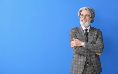 Renkli arka planda kıdemli iş adamının portresi