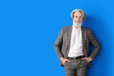 Renkli arka planda kıdemli iş adamının portresi