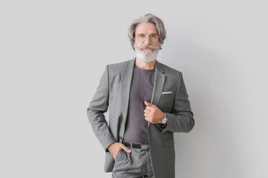 Gri arkaplanda kıdemli iş adamının portresi